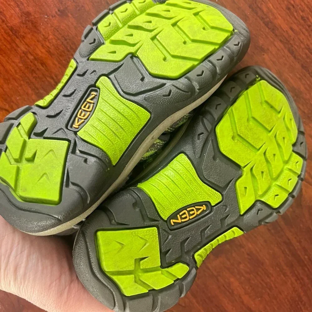 Keen Newport Size 11 Gray & Green Outdoor Sandals With Secure Strap‎ Closure